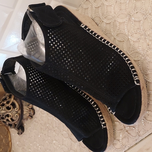 Daisy Fuentes Rory Black Wedge Sandals, Size 8.5 - Picture 11 of 14
